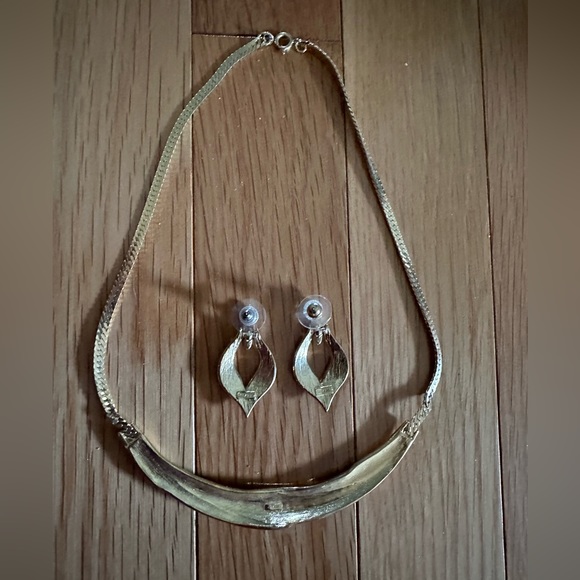 Vintage Trifari purple and gold plated necklace and earrings set. Stylish. - Picture 3 of 4